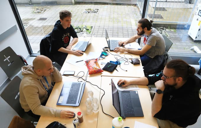 Razdeljeni v ekipe študentje v lovu za najboljšo možno rešitev zastavljenega problema.