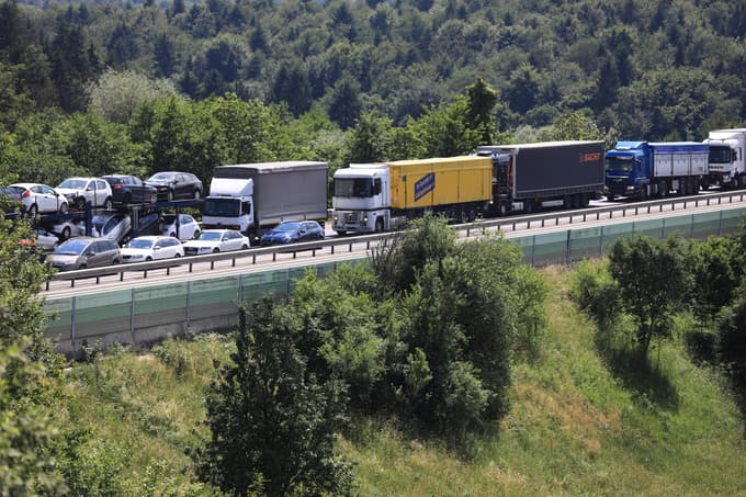 Slovenija je začela z uspešnim konvojem prevoza tovornjakarjev v matične države na Balkanu. "Gre za zelo dober primer mednarodnega sodelovanja, saj smo se s sedmimi državami dogovorili v manj kot 24 urah in gre v resnici za nekakšno štafeto policij, ki spremeljajo ta vozila," pravi Andrej Šter.