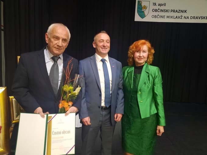 Ob častnem občanu Ernestu Centrihu (skrajno levo) miklavški župan Egon Repnik in miklavška podžupanja Dragica Centrih