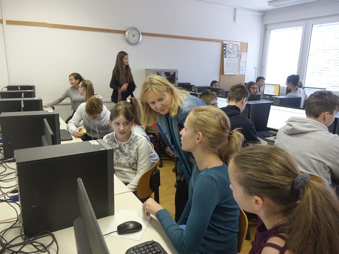 Z ene od delavnic o lažnih novicah na Osnovni šoli Prežihovega Voranca na Ravnah na Koroškem