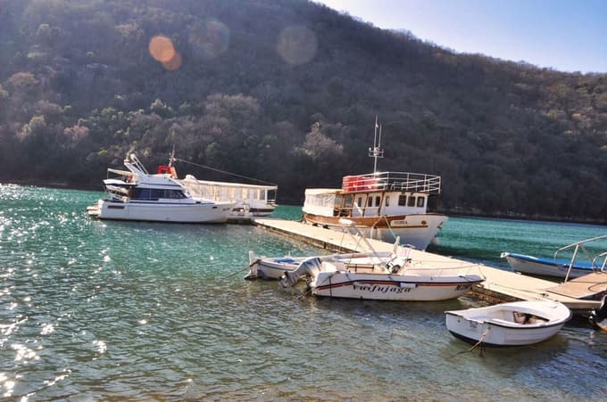 V začetku februarja so turisti pravzaprav le zablodeli izletniki, medtem ko je sredi poletja tu več 10 ljudi. 