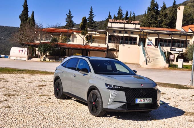 Pot za avtomobile se konča na začetku kanala, kjer sta majhno pristanišče za lokalne ribiče in prevoznike turistov in restavracija. 