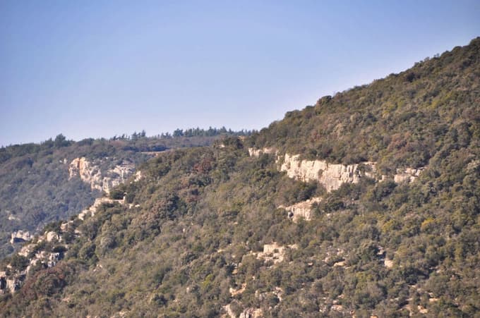 Stene nad Limskim kanalom so polne jam, v katerih so našli najdbe iz časa neolitika. 