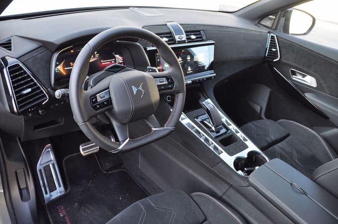 Po prenovi je DS 7 dobil izboljšane materiale in nov infotainment. 