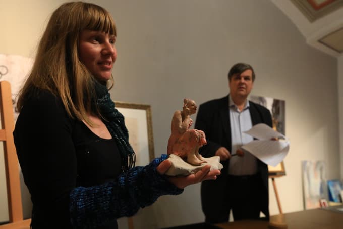 Nina Jeza je pomagala Branetu Koviču prodajati tudi sijajno skulpturo Metke Kavčič. Tokrat ni šlo.