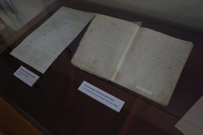 Rokopis, 80 strani porumenelih listov z recepti, ki jih je pred sto leti zapisala Alojzija Koletnik, takrat še Gornik, ki se je udeležila tečaja pri šolskih sestrah.