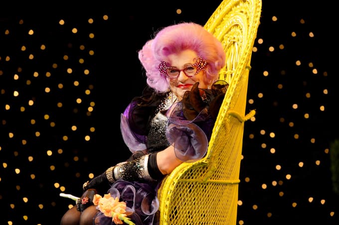Umrl avstralski komik Barry Humphries, znan po liku legendarne Edne