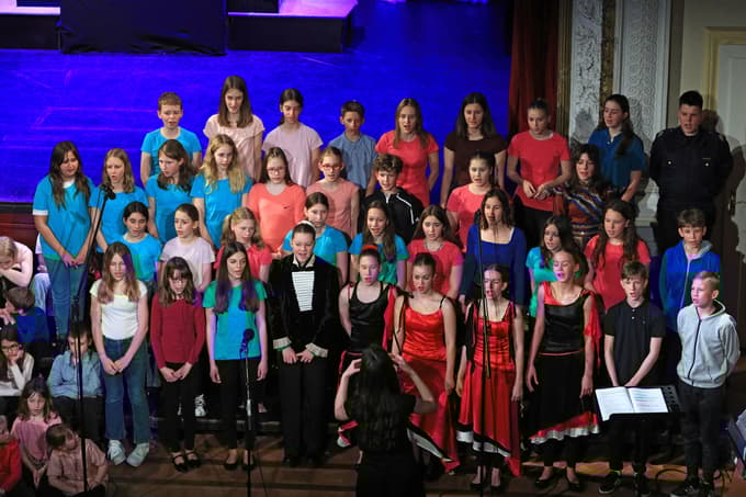 Čez 150 otrok OŠ Toneta Čufarja Maribor sodelovalo pri predstavi. Zbirajo za knjižnico slepih in slabovidnih