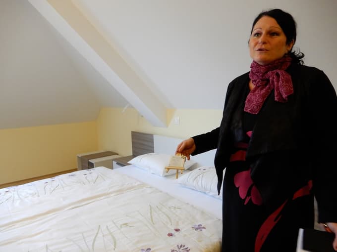 Za 20 tisoč evrov so v Trebniku opremili osem sob ter najeli booking sistem. A brez redne pomoči ne bo šlo, je že ob odprtju predvidevala Jolanda Ivanuša.