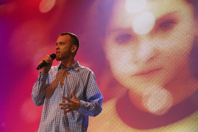 Nikolovski se je kot raper posvečal socialni tematiki, nato se je skozi različne vloge ukvarjal z narodnoosvobodilnimi temami.