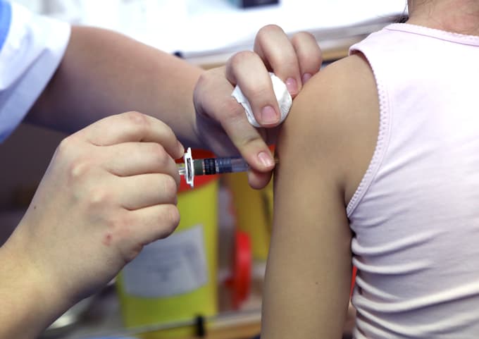 (KONTRA) Je dobro, da bi se otroci cepili proti covidu-19?