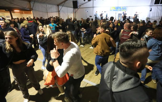 (FOTO) Kresovanje v Slivnici pri Mariboru: Z Modrijani velika veselica ob ognju