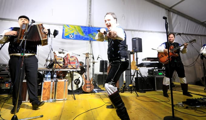 Zanimiv je podatek, da je poslušanje tega žanra povsem enakomerno porazdeljeno po družbenih slojih in da nikakor ne velja, da bi višji sloj čutil odpor do njega.