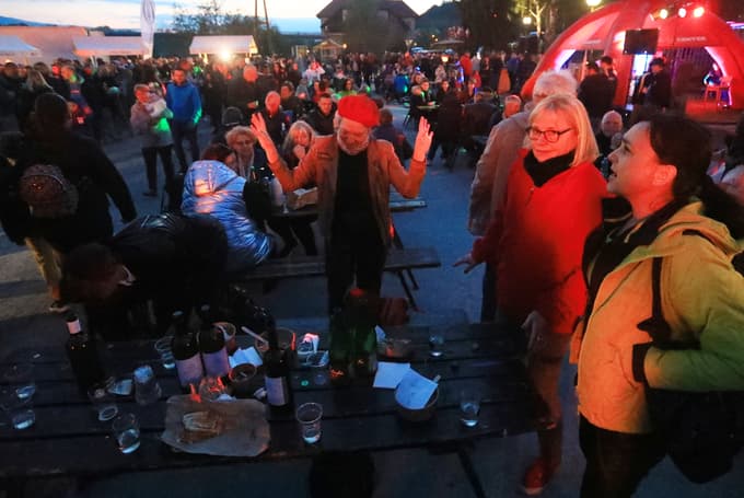 (FOTO) Kresovanje v Malečniku: Ob vročem ognju s hladnim špricerjem in kitaro