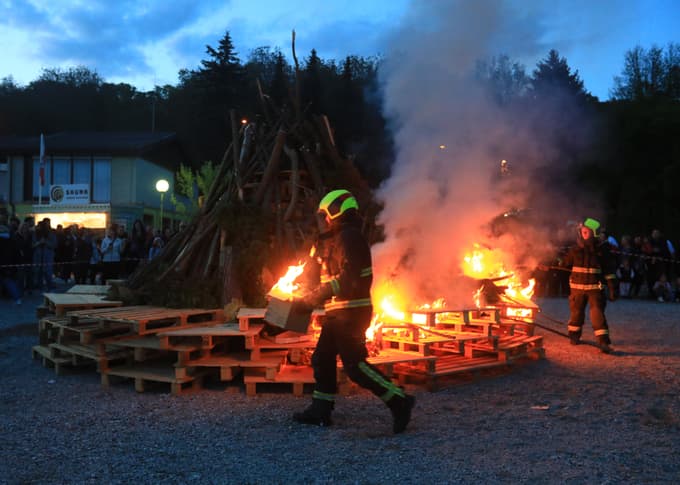 (FOTO) Kresovanje v Malečniku: Ob vročem ognju s hladnim špricerjem in kitaro