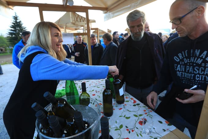 (FOTO) Kresovanje v Malečniku: Ob vročem ognju s hladnim špricerjem in kitaro