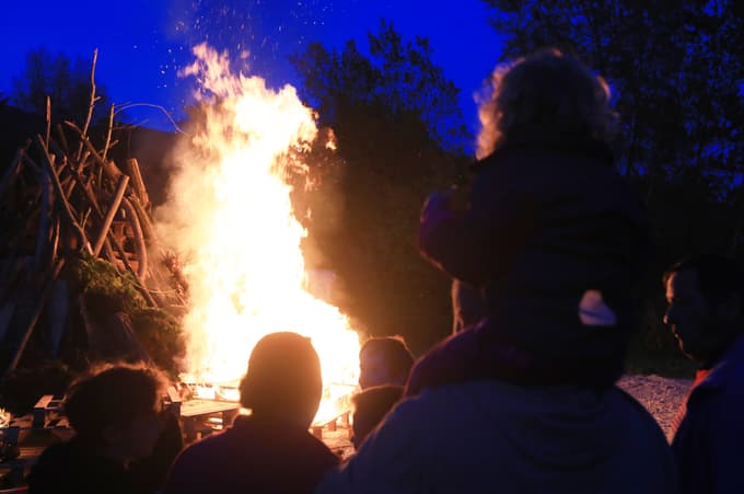 (FOTO) Kresovanje v Malečniku: Ob vročem ognju s hladnim špricerjem in kitaro