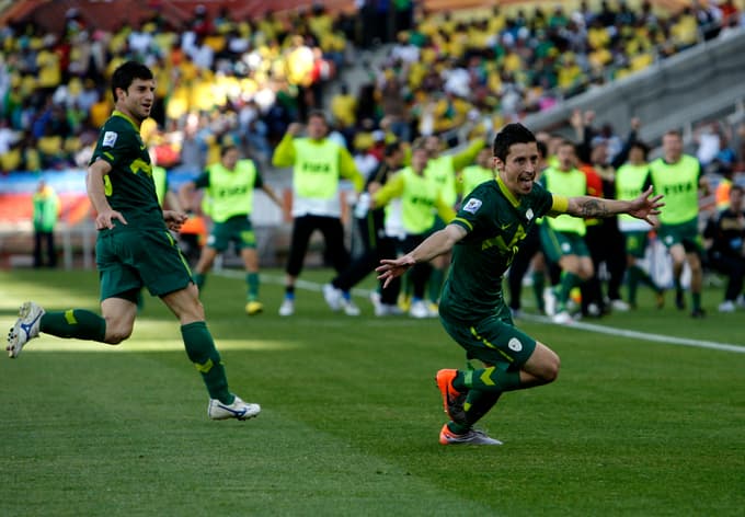 Prva slovenska zmaga na svetovnih prvenstvih leta 2010 z golom, ki ga je dosegel Robert Koren, klonili so Alžirci.