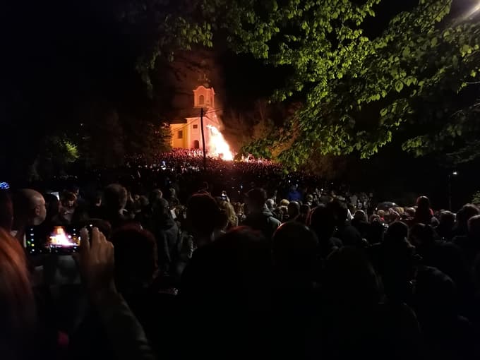 (FOTO) Lidija Jerkič na kresovanju na Rožniku: Ni razloga, da prvi maj ni rdeč!