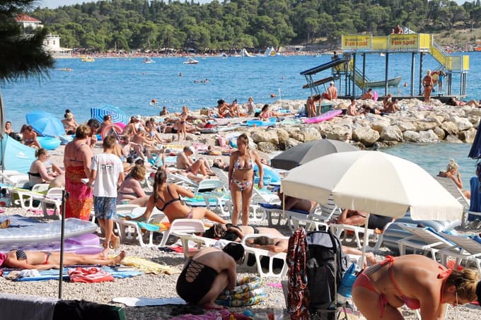 (CENE) Pred poletno sezono: Na Hrvaškem stavijo na popuste, Turčija še vedno cenejša, Tunizija najugodnejša