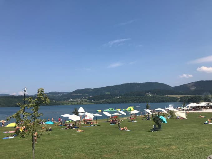 Četudi Velenjsko jezero ni registrirano kot kopalna voda, privabi številne obiskovalce.