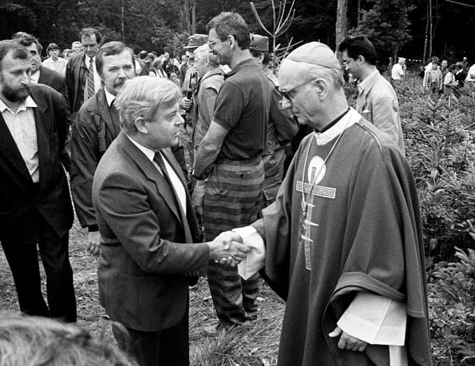 8. julij 1990, pod Krenom v Kočevskem rogu. Milan Kučan in takratni ljubljanski nadškof in metropolit Alojzij Šuštar.