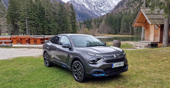 C4 X je od C4 daljši za 24 centimetrov in je na voljo tudi z dizelskim motorjem.