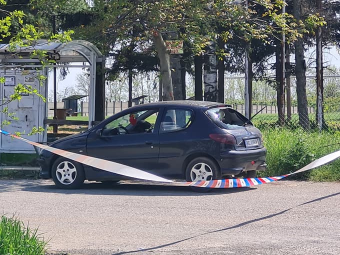 (FOTO) Grozi jima 20 let zapora: Obsodili mladeniča za strelski napad pri Mladenovcu in njegovega očeta
