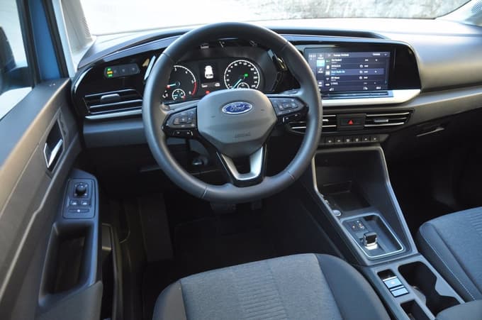 Notranjost ima večji infotainment kot predhodnik, merilniki pa v osnovi ostajajo analogni.