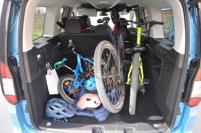 V globok in visok prtljažnik gre zares veliko stvari, tudi kolesa.