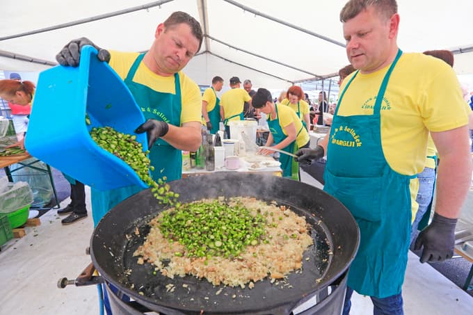 (FOTO) Na Šparglijadi v Rošnji v jedi šlo čez 150 kilogramov špargljev