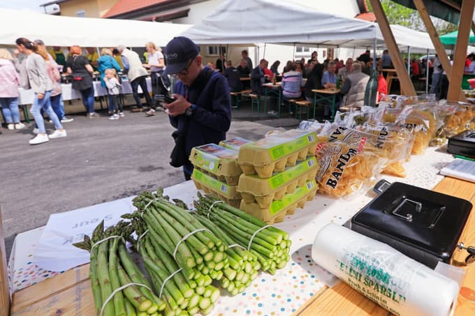 (FOTO) Na Šparglijadi v Rošnji v jedi šlo čez 150 kilogramov špargljev