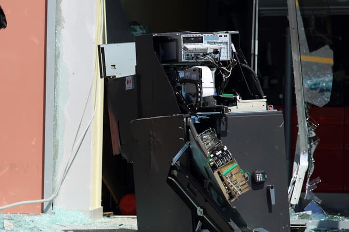 Tudi Ptujčani so zrli v uničen bankomat.