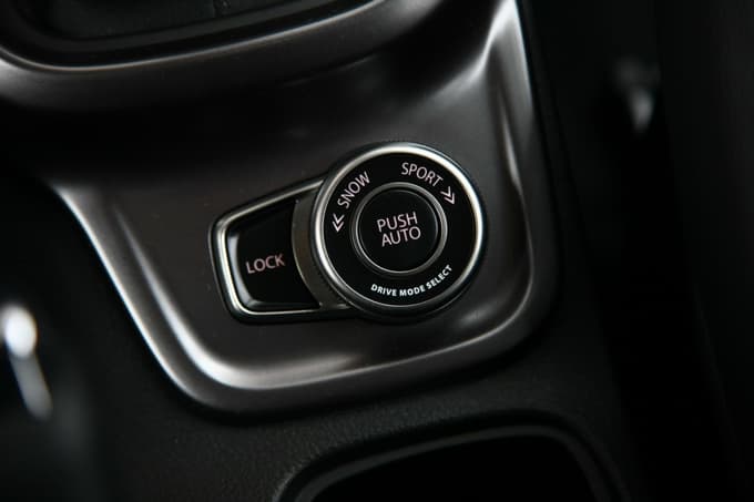 Nastavitev vozne dinamike združuje cestne (športne) in terenske nastavitve. Preprosto, a učinkovito.