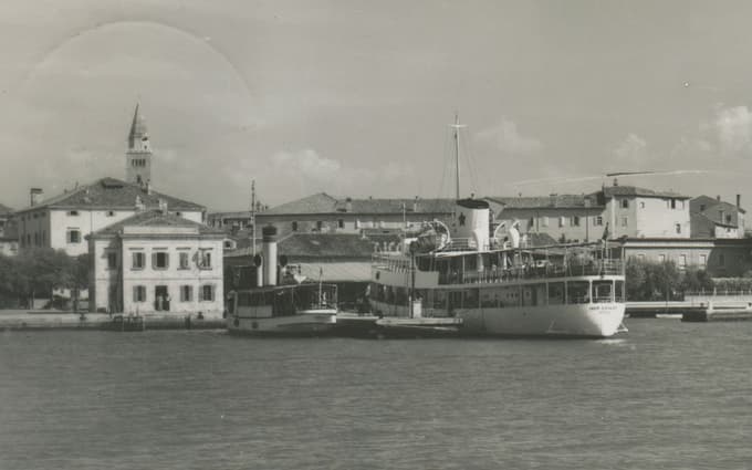 Razglednica z ladjo Ivan Cankar v Kopru leta 1960