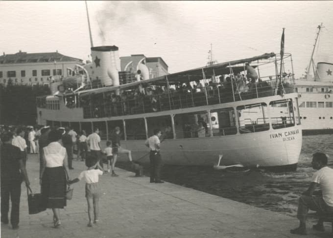 Fotografija iz enega od družinskih počitniških albumov - ladja Ivan Cankar v reškem pristanišču