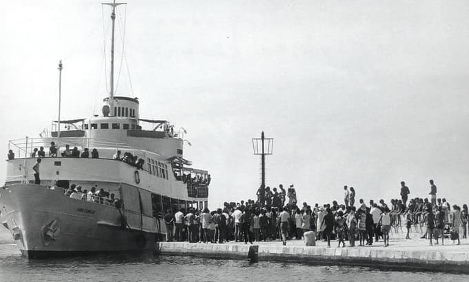 Vkrcavanje na ladjo Ivan Cankar v eni od luk na Jadranu