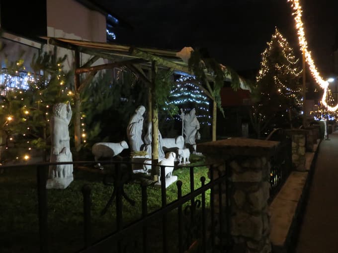 Dvorišča hiš v treh ulicah gostijo najrazličnejše jaslice.