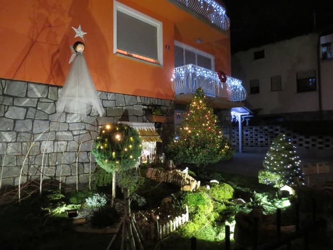 Dvorišča hiš v treh ulicah gostijo najrazličnejše jaslice.