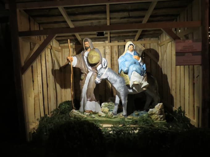 Dvorišča hiš v treh ulicah gostijo najrazličnejše jaslice.