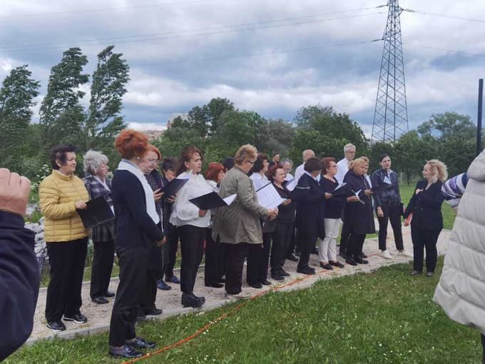 Mešani pevski zbor Davorin Jenko, ki deluje znotraj kulturnega društva Banja Luka, je glasbeno obogatil dogodek.