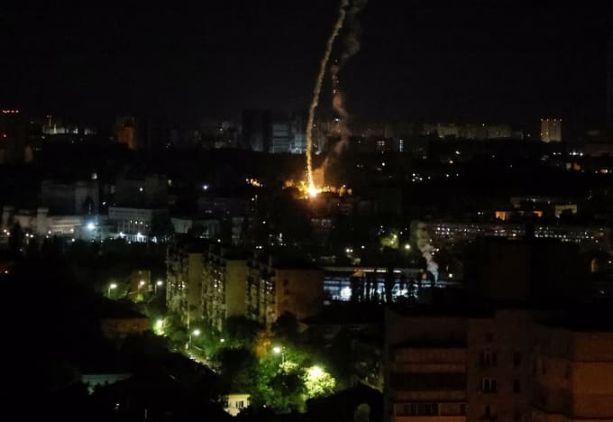 (FOTO in VIDEO) Rusija z raketami in droni silovito napadla Kijev: Uničili smo sistem protizračne obrambe patriot