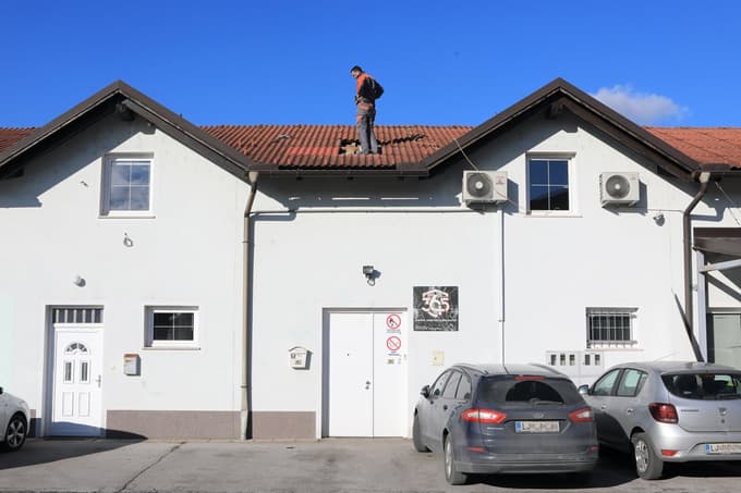 Obtoženi Primož Kupšek je na sodišču priznal, da je vlomil v prodajalno 365 Plus v Trpinčevi ulici v Ljubljani in tam med drugim ukradel večjo količino orožja in streliva.