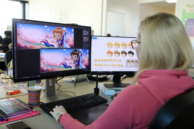 Oblikovalci, programerji, kreativci delajo s polno paro.