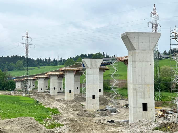 "Upočasnjujejo se aktivnosti pri gradnji tretje razvojne osi, tudi optimistične napovedi o gradnji več kot 30 tisoč stanovanj do konca leta 2026 so v zadnjem času bolj ali manj utihnile," opozarja generalna direktorica GZS Vesna Nahtigal.  