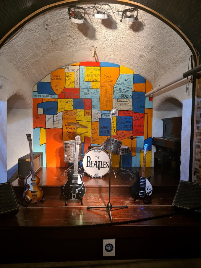 V muzeju The Beatles Story so poustvarili ikonični barviti oder The Cavern Cluba, na katerem so Beatli nastopili 292-krat.