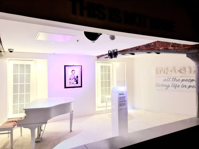 Hipnotično pomirjujoča bela Lennonova soba z belim klavirjem, posvečena skladbi Imagine