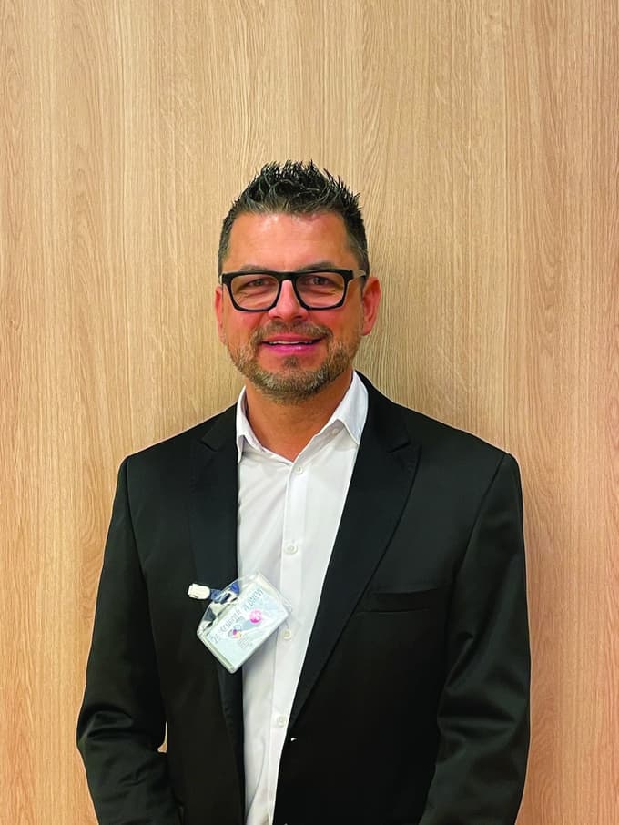 Prim. mag. Rajko Vajd, družinski zdravnik in direktor ZD Medvode: »Razlog, da so ledvične bolezni tako zapostavljene in toliko bolj spregledane kot srčno-žilne bolezni, ateroskleroza, arterijska hipertenzija in sladkorna bolezen, je verjetno povezan tudi z boljšo ozaveščenostjo ljudi o srčno-žilnih boleznih in precej nizko o ledvičnih boleznih.«