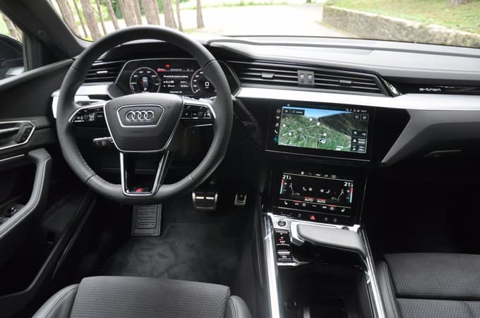 Notranjost je bila deležna predvsem novih materialov, večjih sprememb pa ni. 