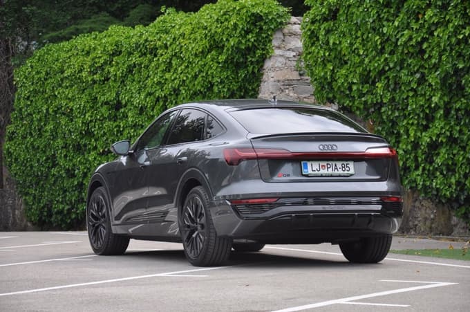 Po prenovi ima avto oznako Audi Q8 e-tron